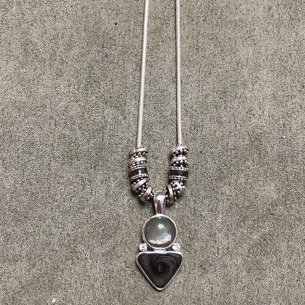 ✨ 3/$15 ✨ Silver Toned Fashion Necklace with Green Accent